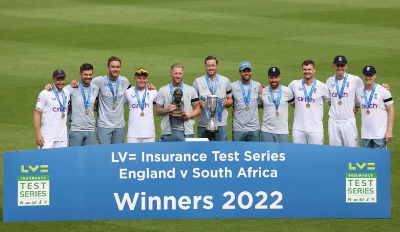 The England players pose with the trophy after wrapping up the series 2-1, England vs South Africa, 3rd Test, 5th day, The Oval, September 12, 2022