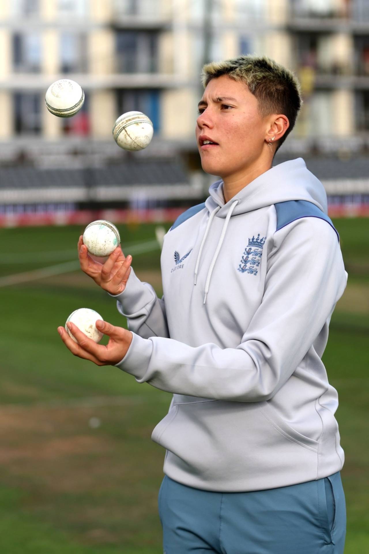 Issy Wong shows off her juggling skills, England vs India, 3rd T20I, Bristol, September 15, 2022