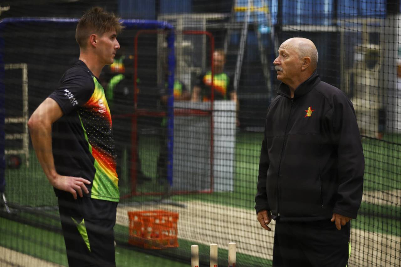 Brad Evans speaks with Dave Houghton during a training session, Melbourne, October 13, 2022