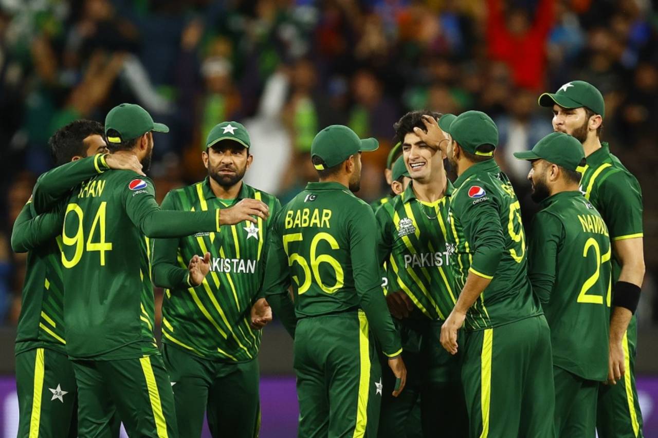 Naseem Shah is being congratulated by team-mates after removing KL Rahul, India vs Pakistan, Men's T20 World Cup 2022, Super 12s, MCG/Melbourne, October 23, 2022