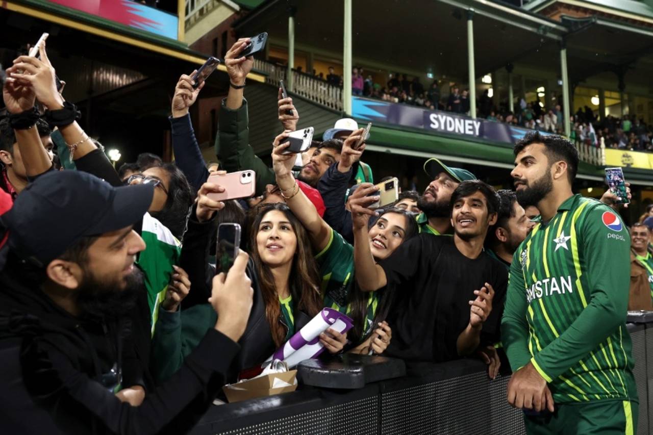 Shadab Khan poses for photographs with fans, Pakistan vs South Africa, ICC Men's T20 World Cup 2022, Sydney, November 3, 2022