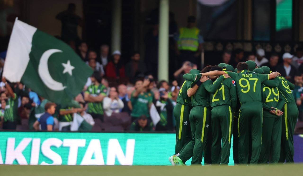 Pakistan players huddle up, New Zealand vs Pakistan, T20 World Cup, 1st semi-final, Sydney, November 9, 2022