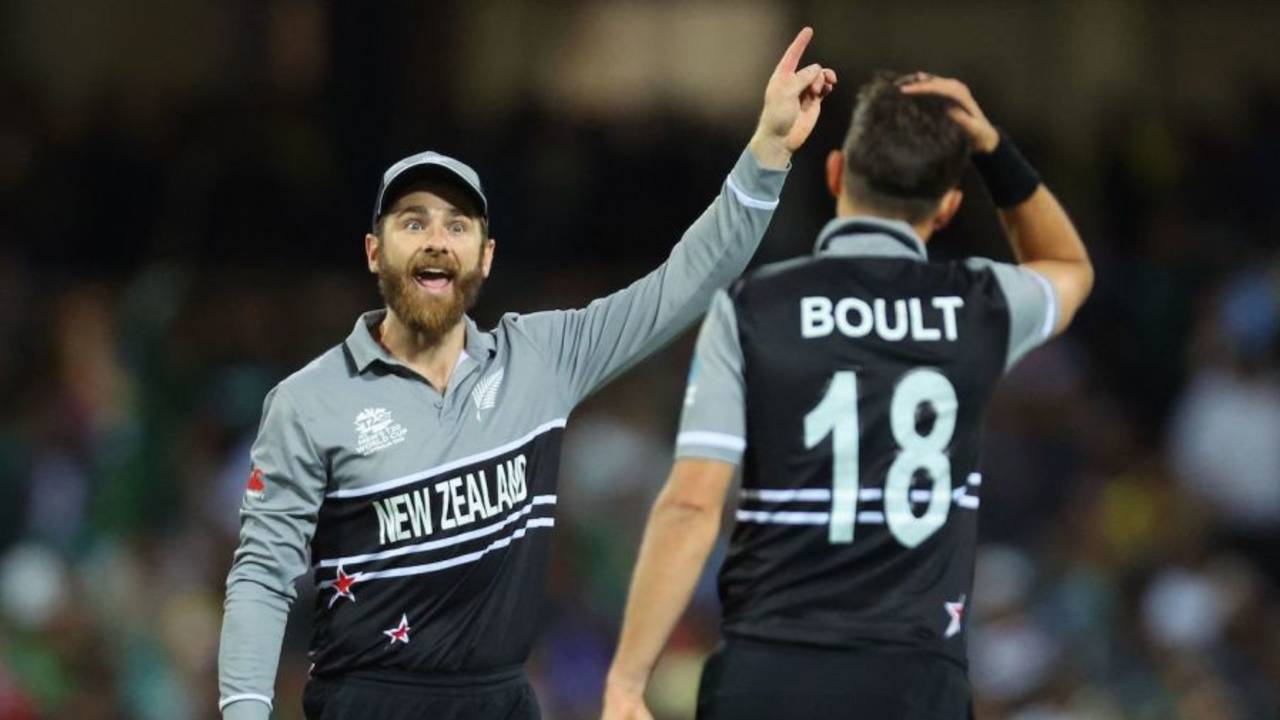 That's an uncharacteristically animated Kane Williamson as the match starts to get away from New Zealand, New Zealand vs Pakistan, T20 World Cup, 1st semi-final, Sydney, November 9, 2022