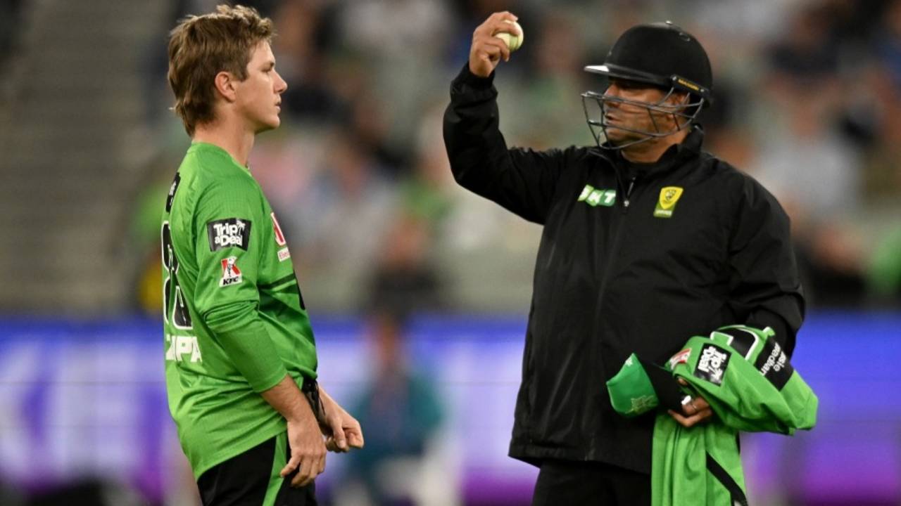 Adam Zampa and umpire Gerard Abood have a chat, Melbourne Stars vs Melbourne Renegades, Big Bash League 2022-23, Melbourne, January 03, 2023