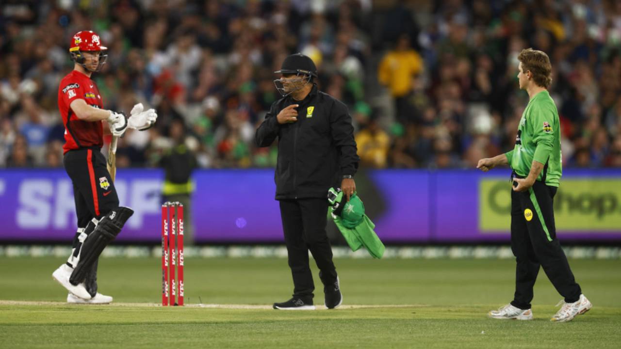 Out or not out? Adam Zampa's attempt to run Tom Rogers out backing up at the non-striker's end was turned down, Melbourne Stars vs Melbourne Renegades, BBL 2022-23, Melbourne, January 3, 2023