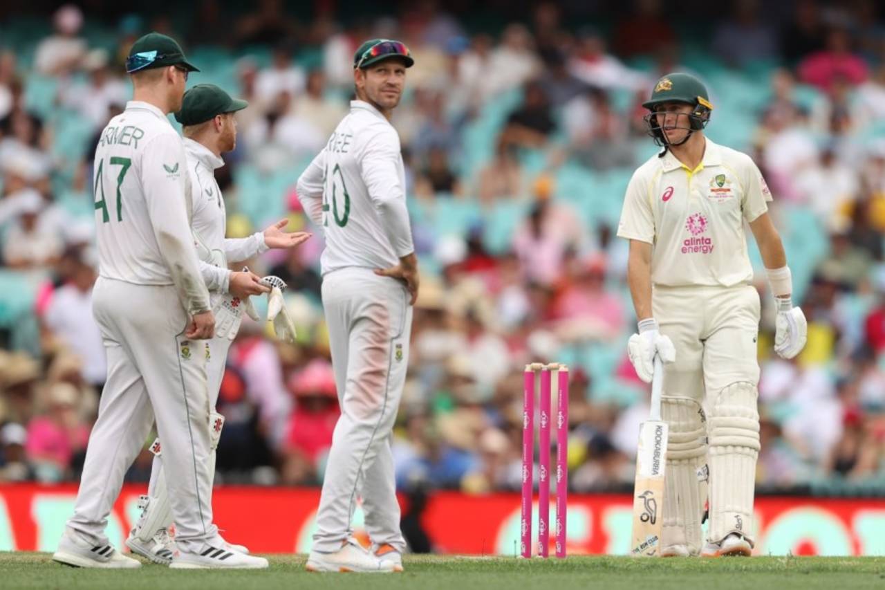 Marnus Labuschagne debates the controversial non-catch with South Africa's fielders, Australia vs South Africa, 3rd Test, Sydney, 1st day, January 4, 2023