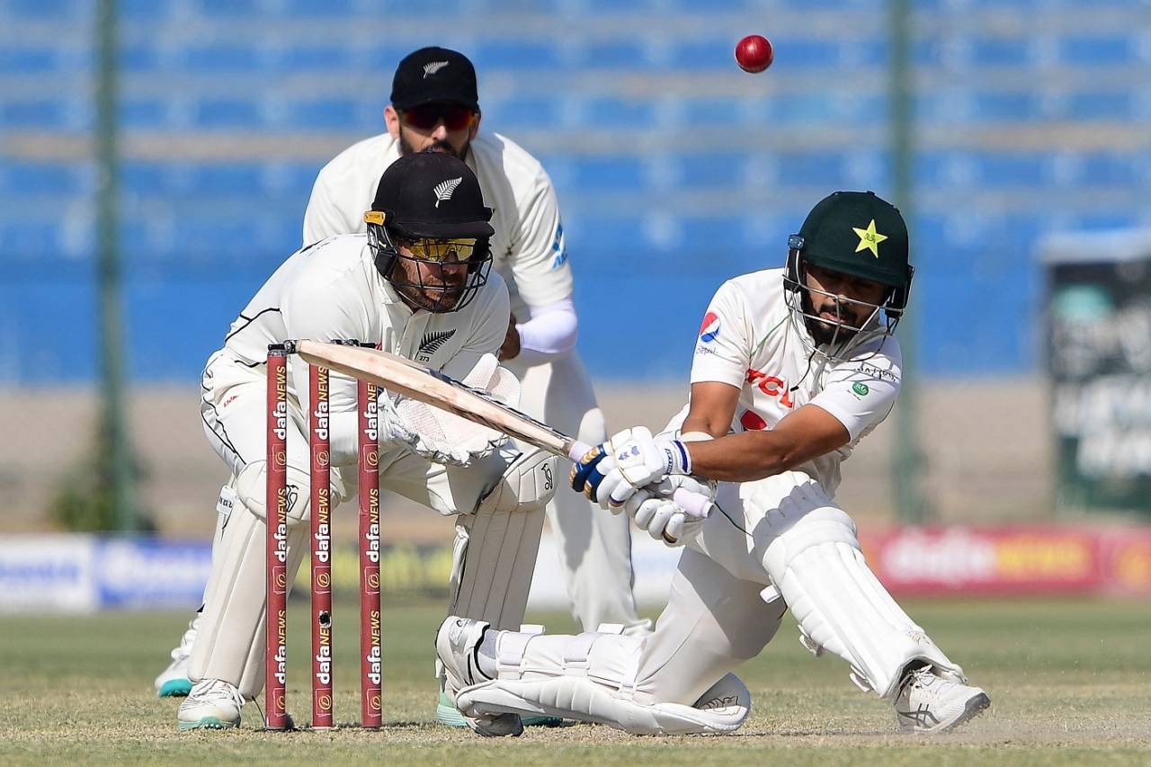 Saud Shakeel sweeps in front of square, Pakistan vs New Zealand, 2nd Test, Karachi, third day, January 4, 2023