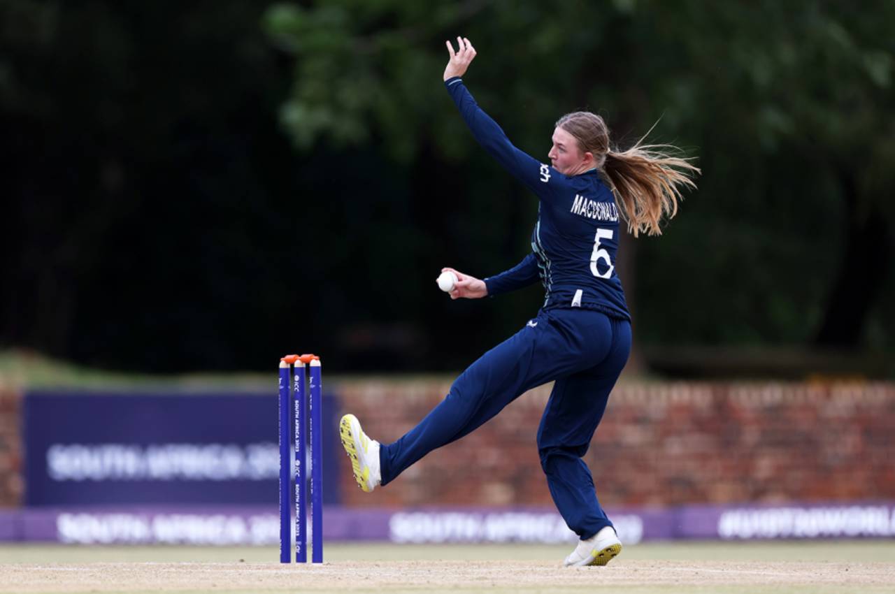 Ryana MacDonald-Gay bowls, England U-19 vs Rwanda U-19, ICC Women's U-19 T20 World Cup, Potchefstroom, January 19, 2023