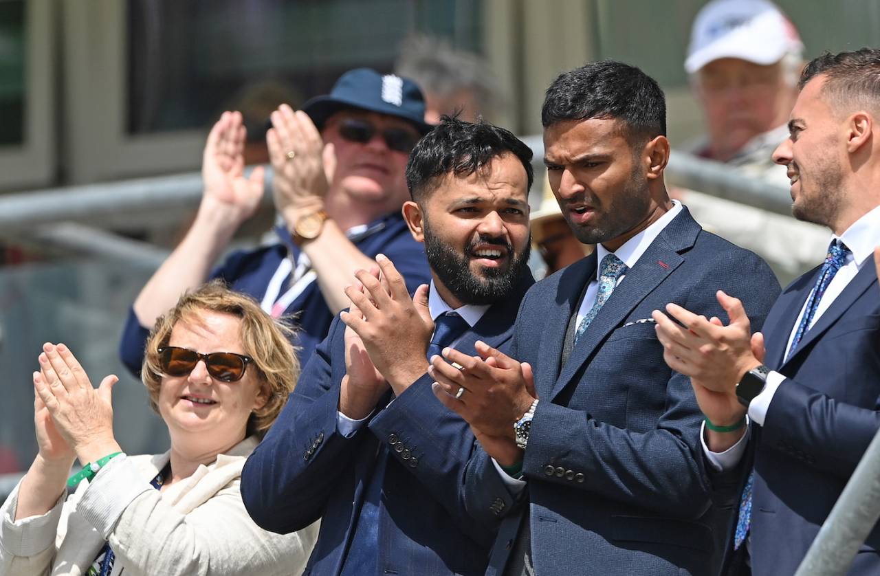 Azeem Rafiq applauds Jamie Overton's innings, England vs New Zealand, 3rd Test, Headingley, third day, June 25, 2022