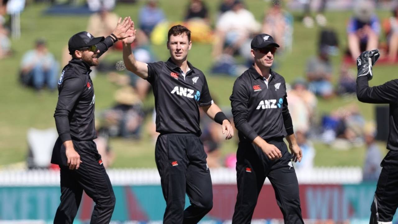 Matt Henry celebrates after dismissing Kusal Mendis