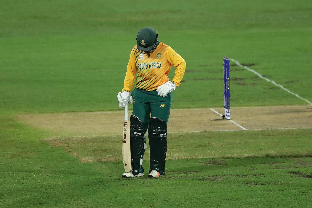Dane van Niekerk looks dejected after the wicket of Lizelle Lee, Australia v South Africa, Women's T20 World Cup, semi-final, March 5, 2020