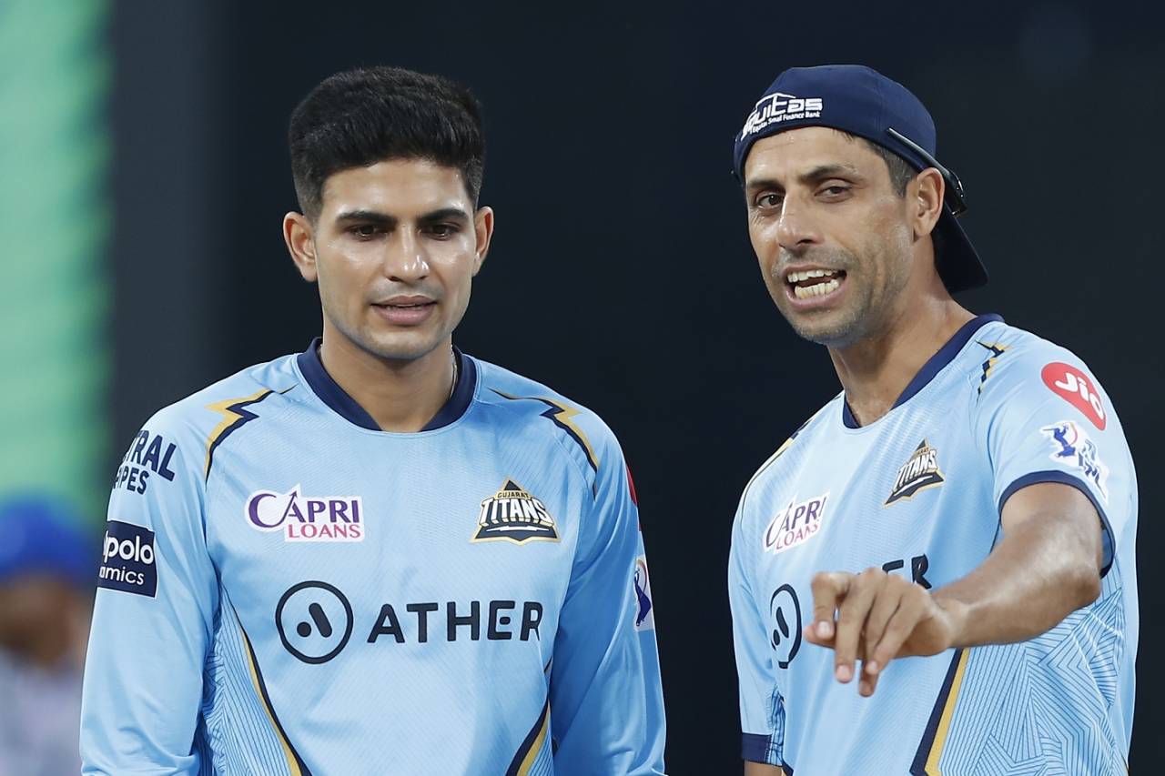 Shubman Gill and Ashish Nehra have a chat near the surface in Chennai, Gujarat Titans vs Chennai Super Kings, Qualifier 1, IPL 2023, May 23, 2023