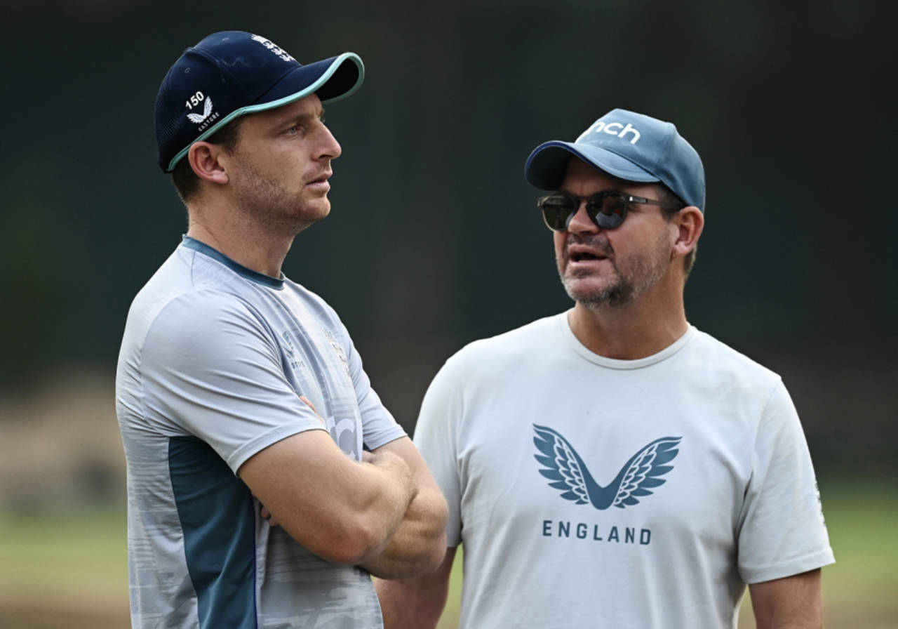 England white-ball captain Jos Buttler talks coach Matthew Mott at a training session, Bangladesh vs England, 2nd T20I, Dhaka, March 11, 2023