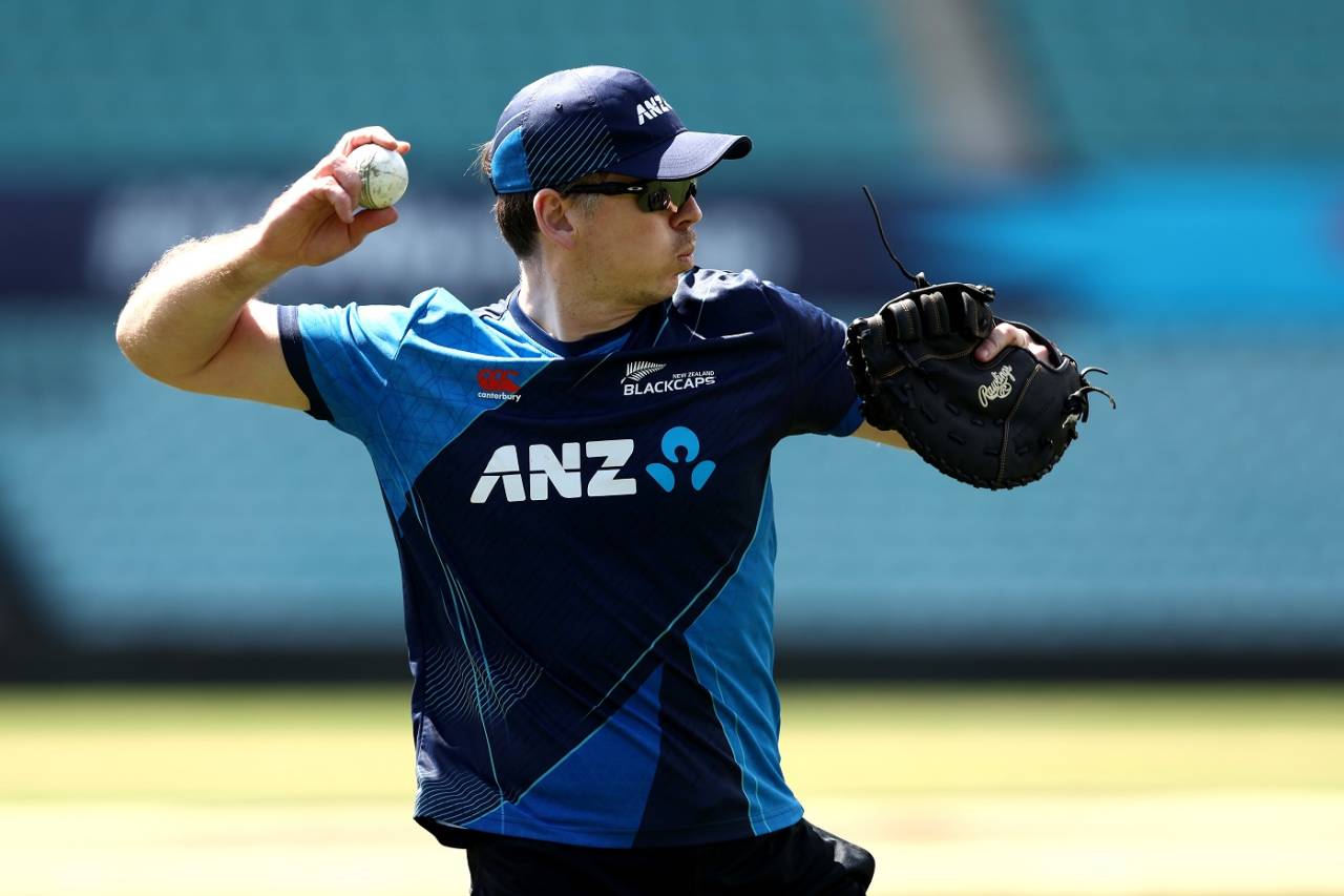 Michael Bracewell in the middle of a fielding drill, New Zealand vs Pakistan, ICC Men's T20 World Cup 2022, Sydney, November 7, 2022
