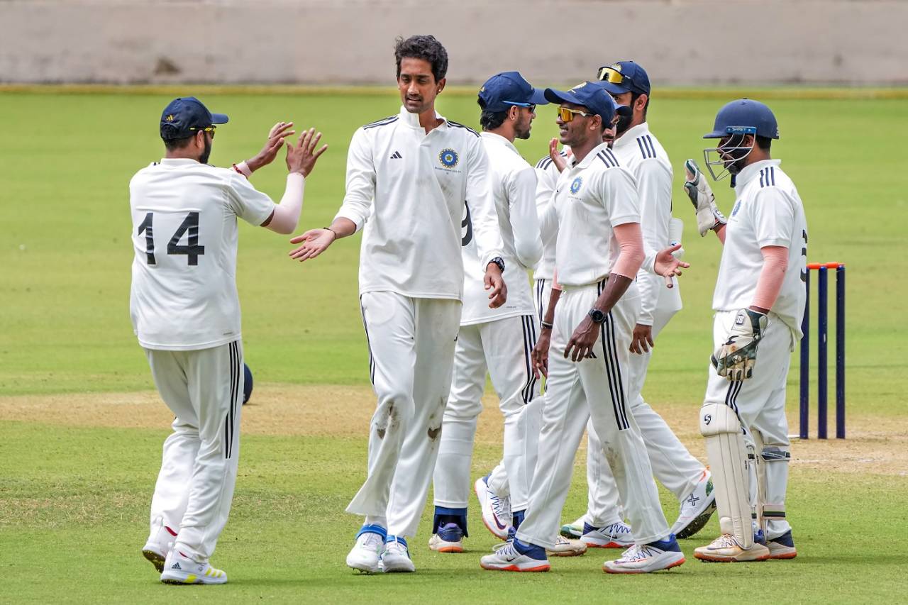 R Sai Kishore celebrates a wicket with his South Zone team-mates, North Zone vs South Zone, Duleep Trophy 2023-24 semi-finals, Bengaluru, 3rd day, July 7, 2023