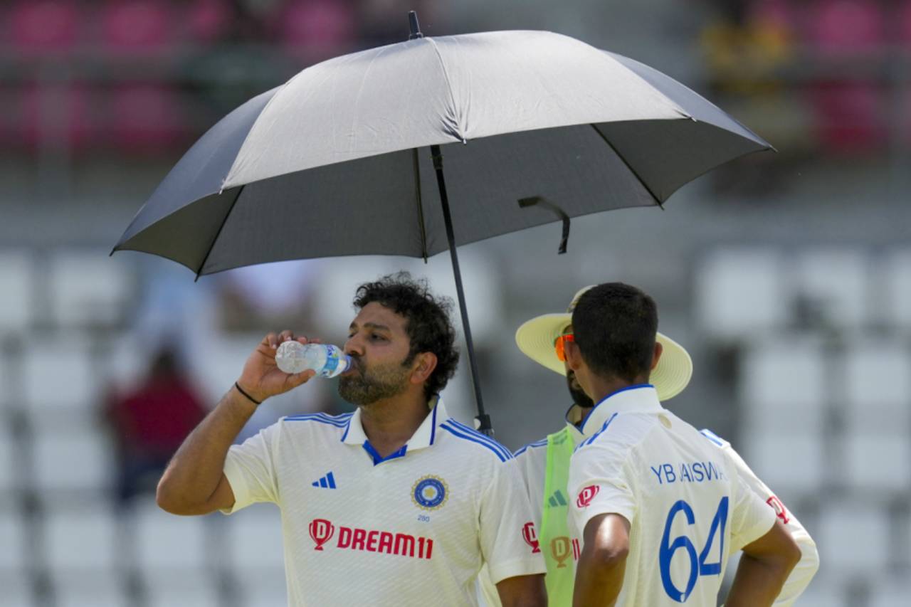 Rohit Sharma and Yashasvi Jaiswal cool off under an umbrella, West Indies vs India, 1st Test, Dominica, 2nd day, July 13, 2023