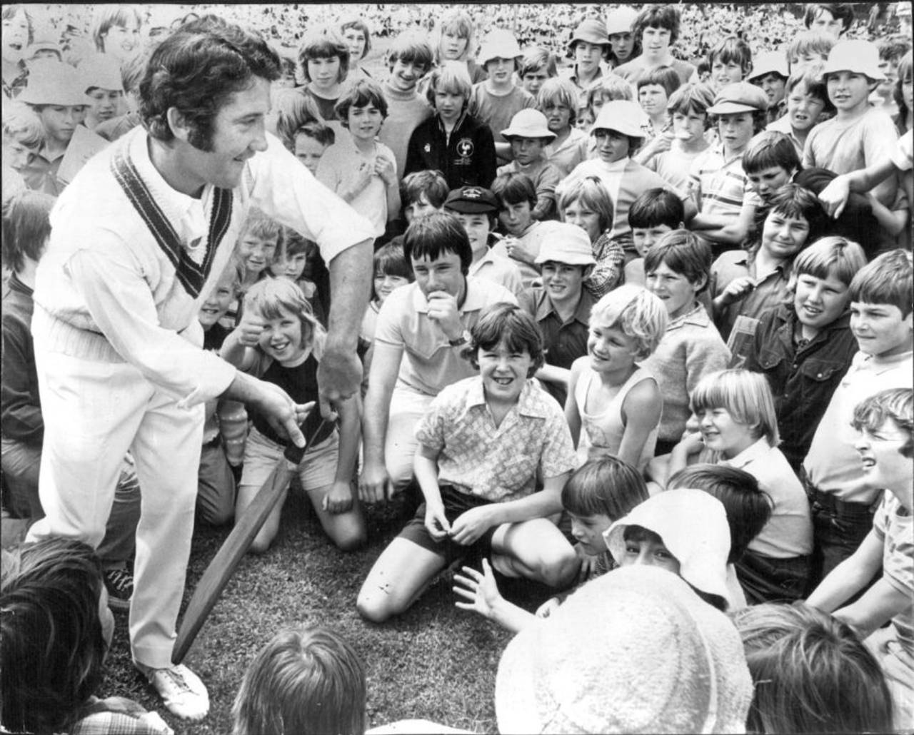 Brian Taber coaches young fans at Drummoyne Oval in Sydney in 1973&nbsp;&nbsp;&bull;&nbsp;&nbsp;Fairfax Media/Getty Images