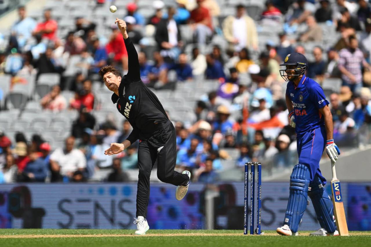 Mitchell Santner bowls, New Zealand vs India, 1st men's ODI, Auckland, November 25, 2022