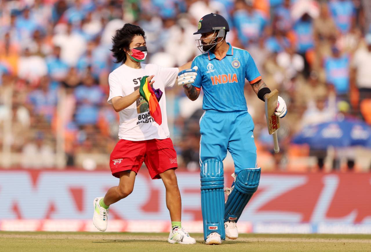 A pro-Palestine spectator runs on to the field and manages to go all the way to Virat Kohli, India vs Australia, World Cup final, Ahmedabad, November 19, 2023