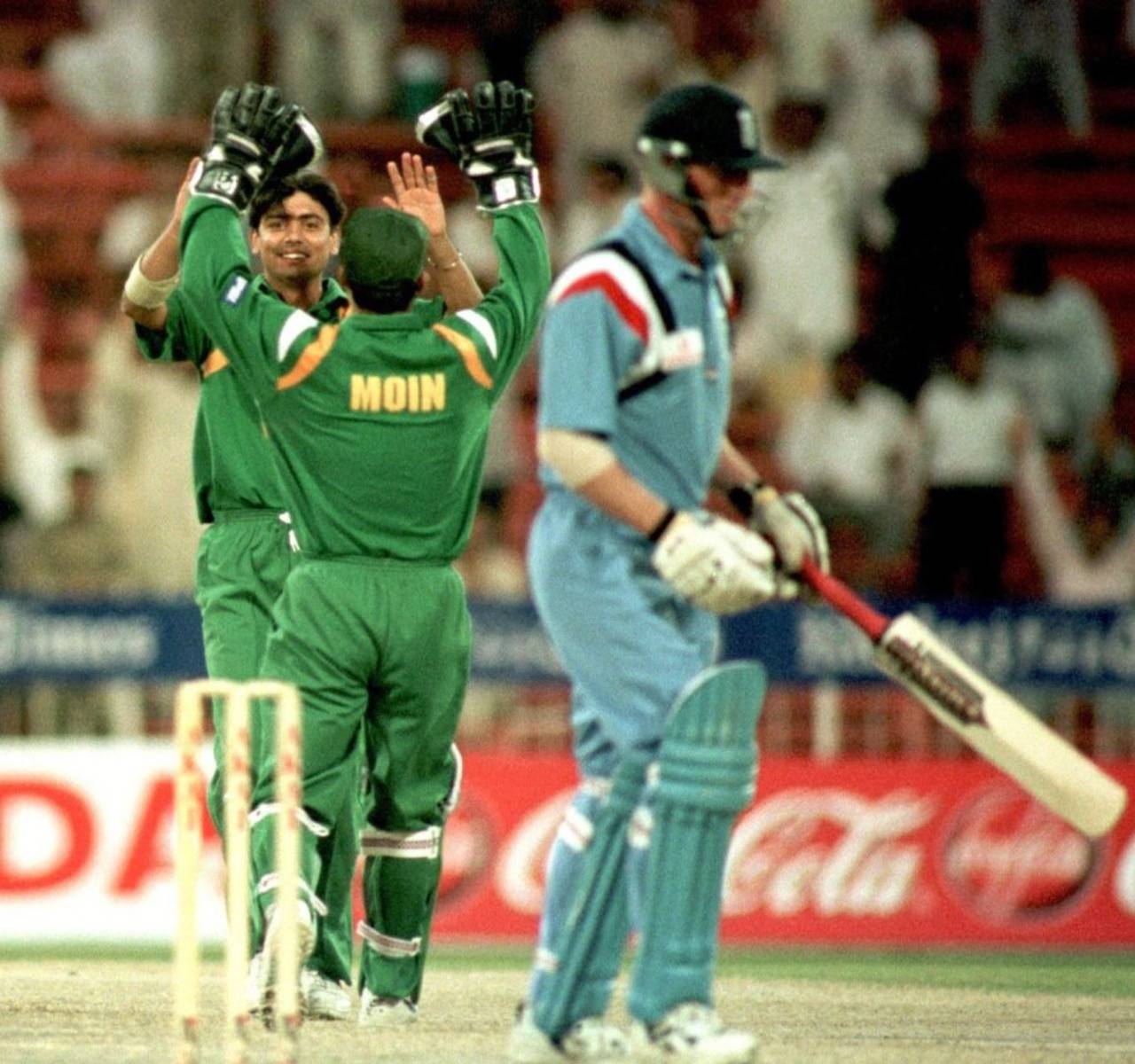 Saqlain Mushtaq celebrates after catching Matthew Fleming, England vs Pakistan, Champions Trophy, Sharjah Dec 15, 1997