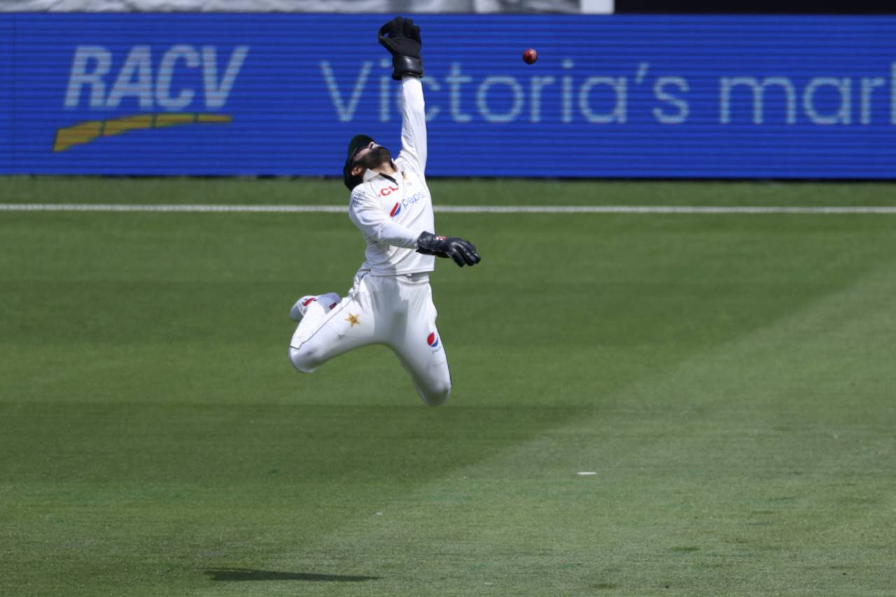 Mohammad Rizwan attempts to catch the ball, Australia vs Pakistan, 2nd Test, MCG, 3rd day, December 28, 2023