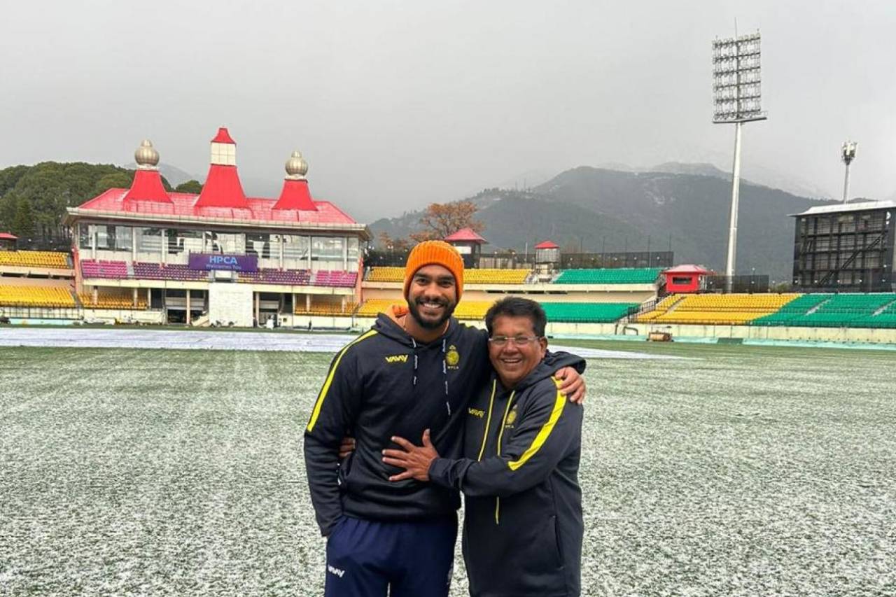 Venkatesh Iyer and MP coach Chandrakant Pandit at the snow-clad HPCA Stadium&nbsp;&nbsp;&bull;&nbsp;&nbsp;Venkatesh Iyer
