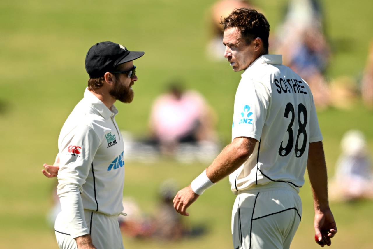 Tim Southee confers with Kane Williamson, New Zealand vs South Africa, 2nd Test, Hamilton, 1st day, February 13, 2024