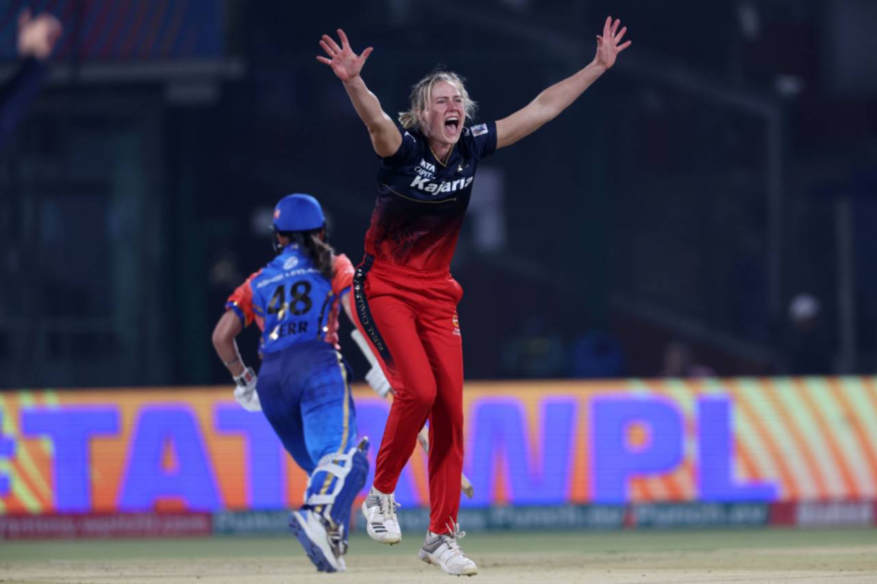 Ellyse Perry belts out an appeal on her way to figures of 4-0-15-6, Mumbai Indians vs Royal Challengers Bangalore, WPL, Delhi, March 12, 2024