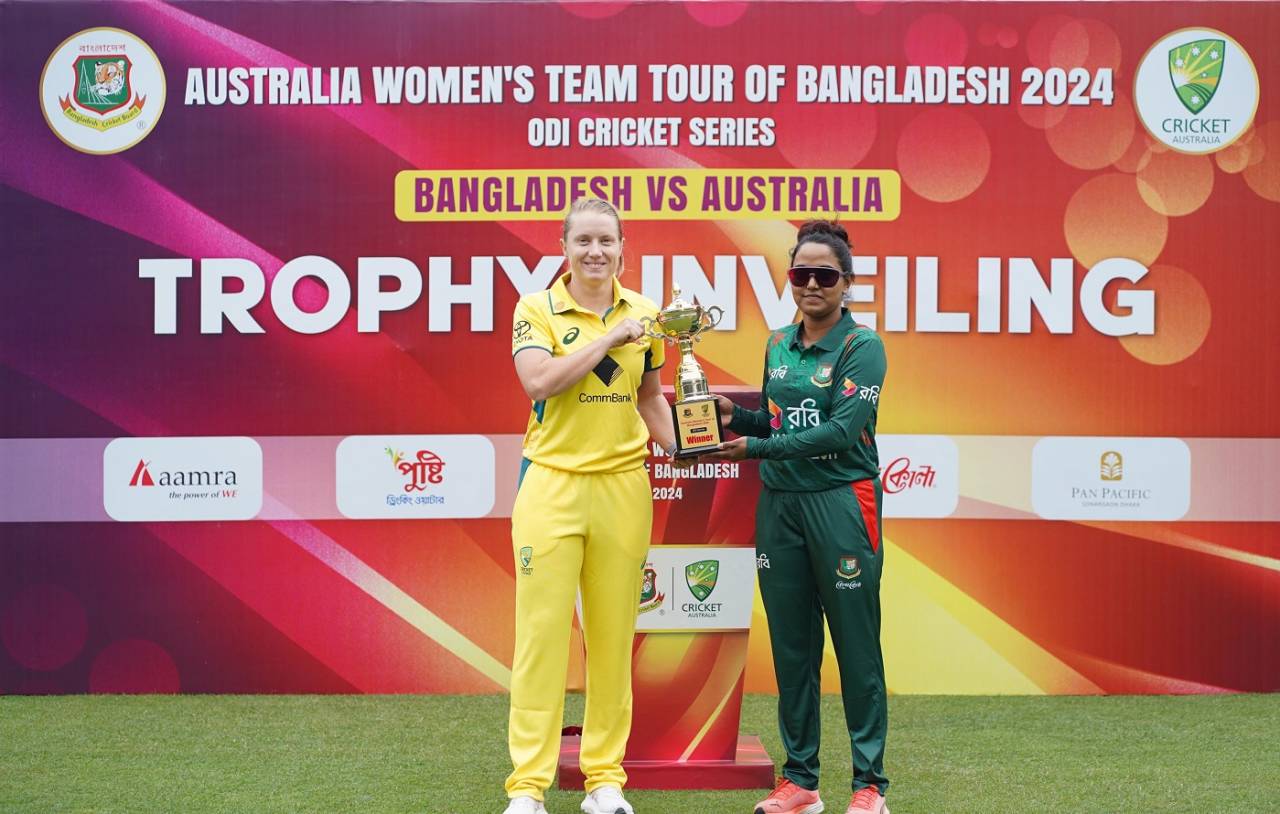 Alyssa Healy and Nigar Sultana pose with the ODI trophy&nbsp;&nbsp;&bull;&nbsp;&nbsp;BCB