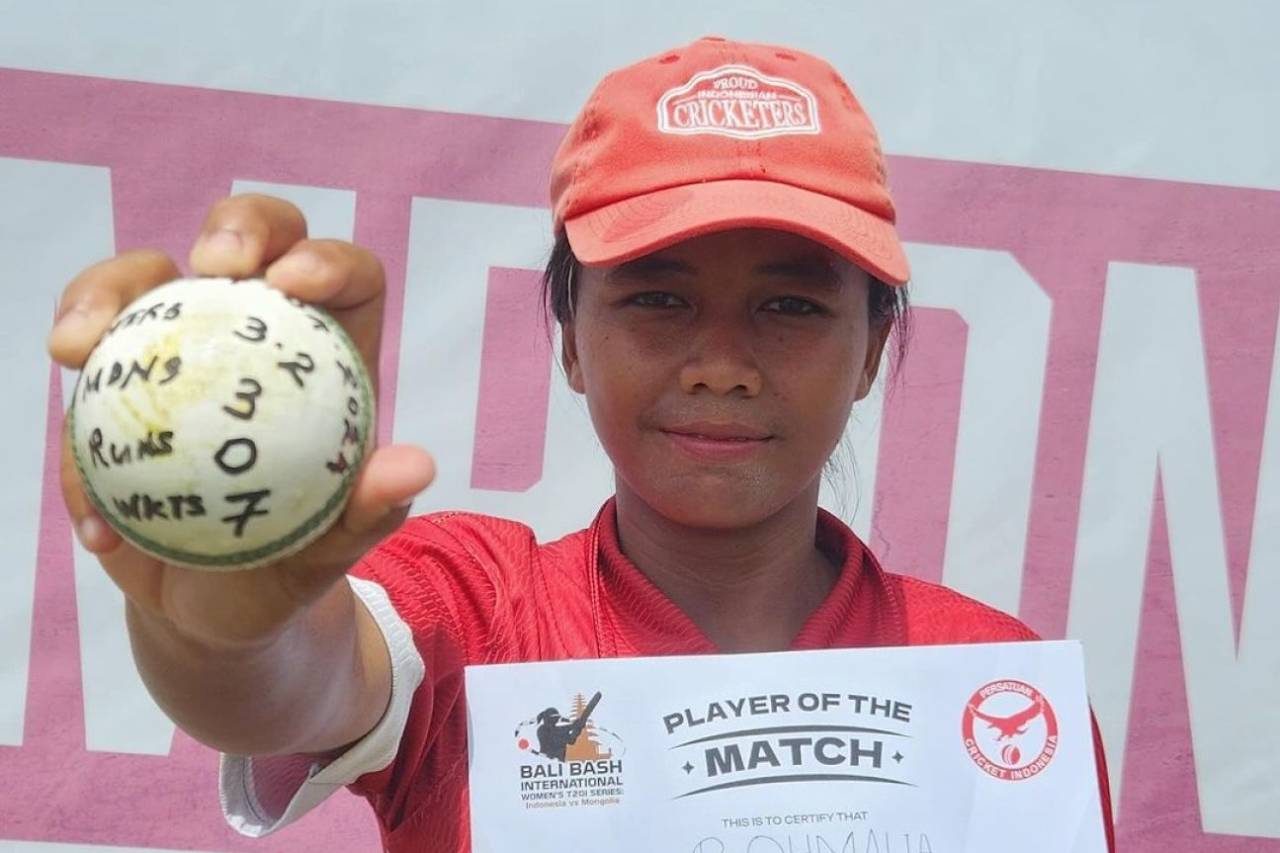 Rohmalia poses with the match ball and her Player-of-the-Match certificate&nbsp;&nbsp;&bull;&nbsp;&nbsp;Persatuan Cricket Indonesia