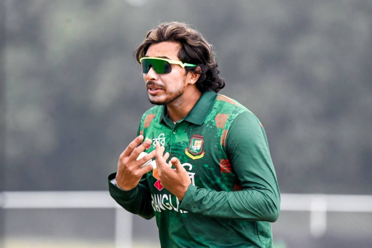 Soumya Sarkar almost bumped into Rishad Hossain while taking a catch to dismiss Andries Gous, USA vs Bangladesh, 3rd T20I, Texas, May 25, 2024
