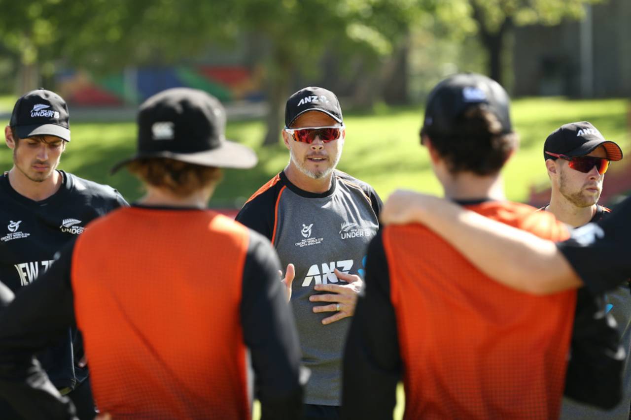 New Zealand Under 19 coach Paul Wiseman chats with players in the huddle, India vs New Zealand, 2020 U19 World Cup, Bloemfontein, January 24, 2020