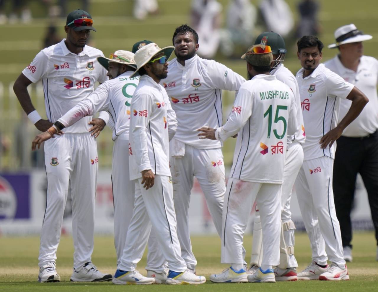 Bangladesh gather after Shakib Al Hasan dismissed a set Abdullah Shafique, Pakistan vs Bangladesh, 1st Test, Rawalpindi, 5th day, August 25, 2024