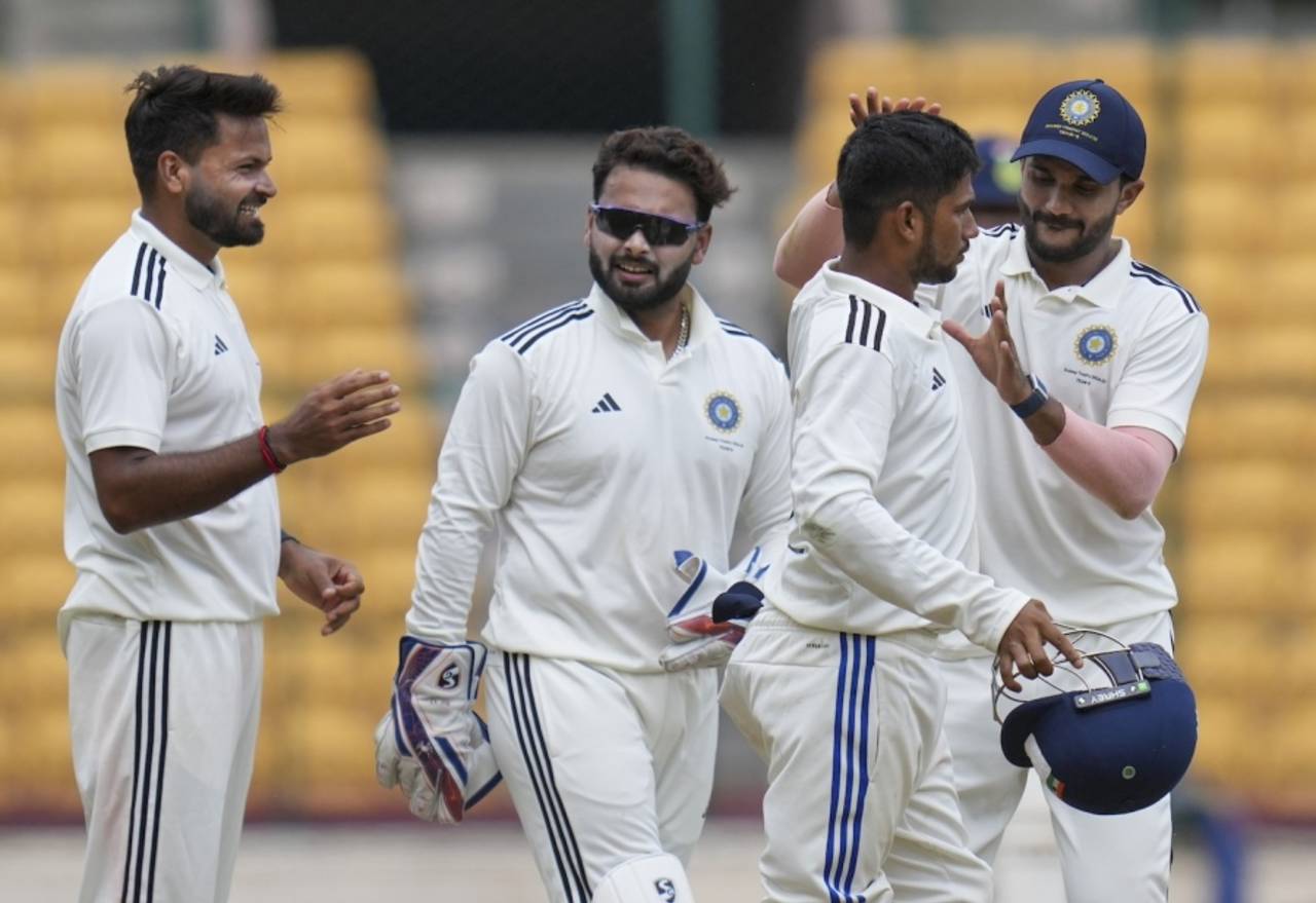 Mukesh Kumar, Rishabh Pant and others celebrate the wicket of Akash Deep, India A vs India B, Duleep Trophy 2024-25, Bengaluru, 3rd day, September 7, 2024