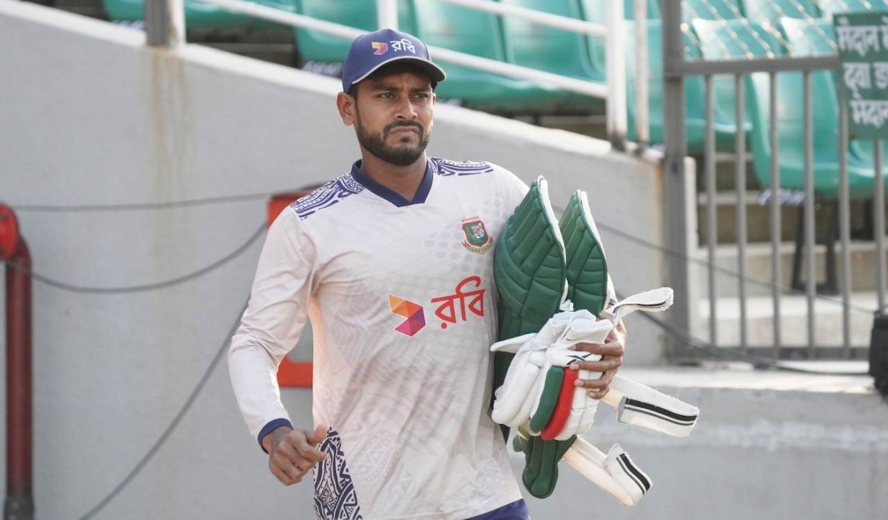 Mehidy Hasan Miraz walks out for a hit, India vs Bangladesh, 1st T20I, Gwalior, October 4, 2024