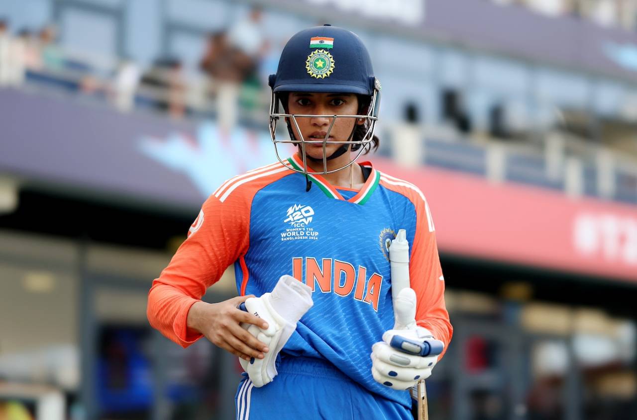 Smriti Mandhana gets ready to walk out, India vs Pakistan, Women's T20 World Cup, Dubai, October 6, 2024