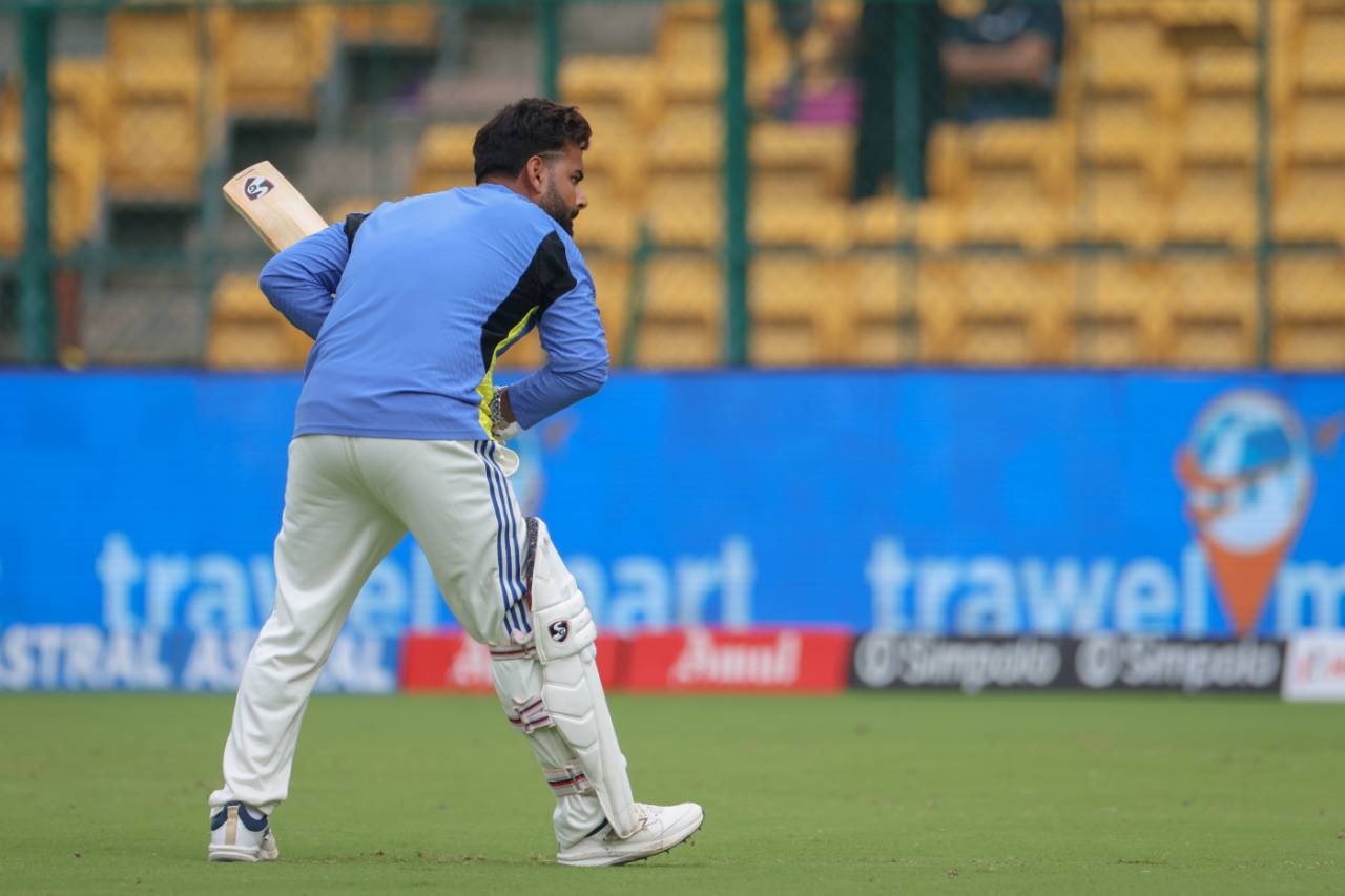 Rishabh Pant, who was sidelined by a knee knock, takes some throwdowns during the tea break, India vs New Zealand, 1st Test, Bengaluru, 3rd day, October 18, 2024