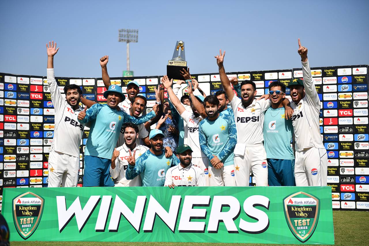 The Pakistan players pose with the series trophy, Pakistan vs England, 3rd Test, Rawalpindi, 3rd day, October 26, 2024