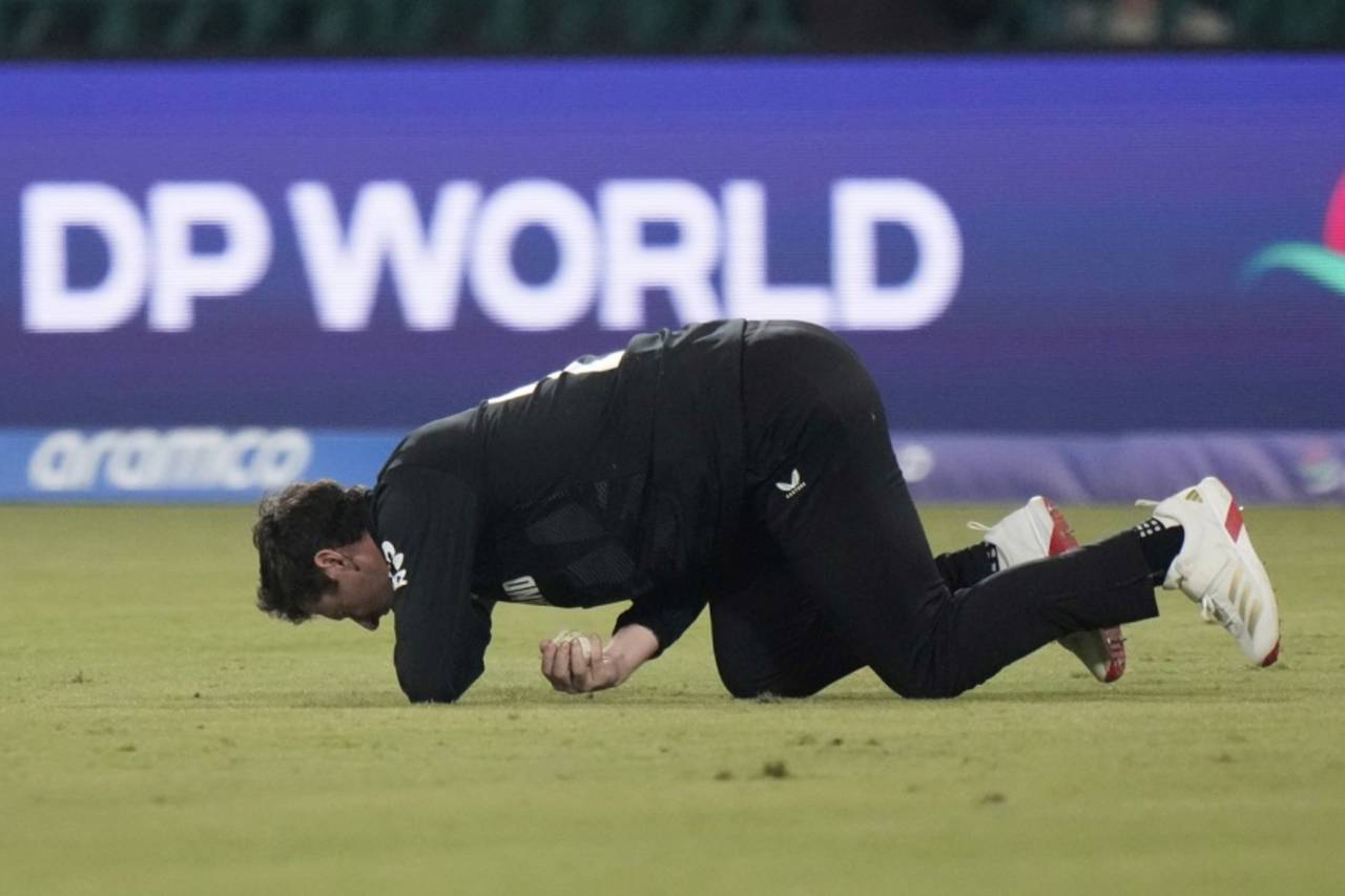 Matt Henry seemed to have hurt himself while taking Heinrich Klaasen's catch, New Zealand vs South Africa, Champions Trophy semi-final, Lahore, March 5, 2025