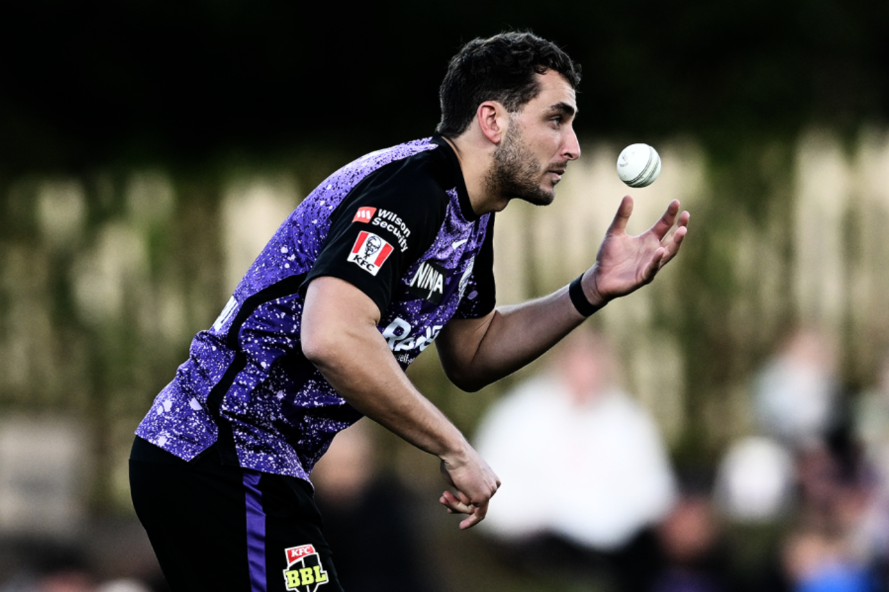 Peter Hatzoglou gets ready to bowl, Hobart Hurricanes vs Melbourne Renegades, BBL 2024-25, Hobart, January 14, 2025