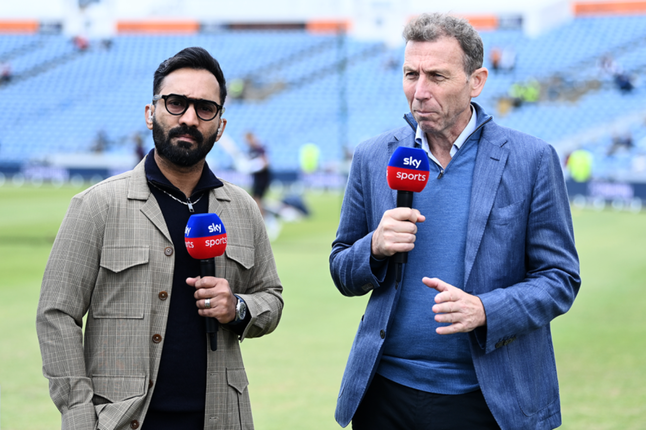Commentators Dinesh Karthik and Mike Atherton have a chat, England vs India, 1st Test, Leeds, 5th day, June 24, 2025