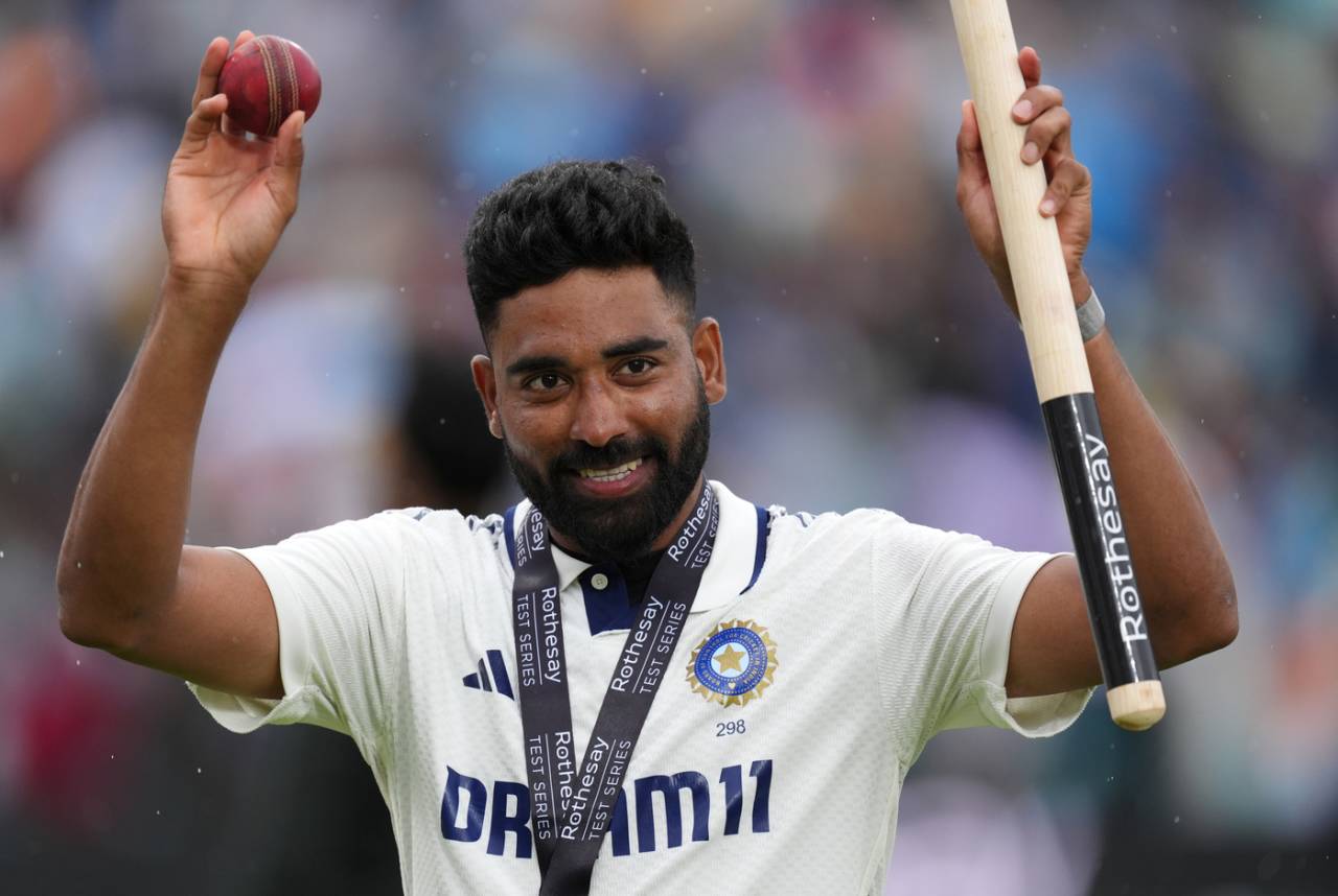 Siraj acknowledges the crowd after winning the Player of the Match award, England vs India, 5th Test, 5th day, The Oval, August 4, 2025