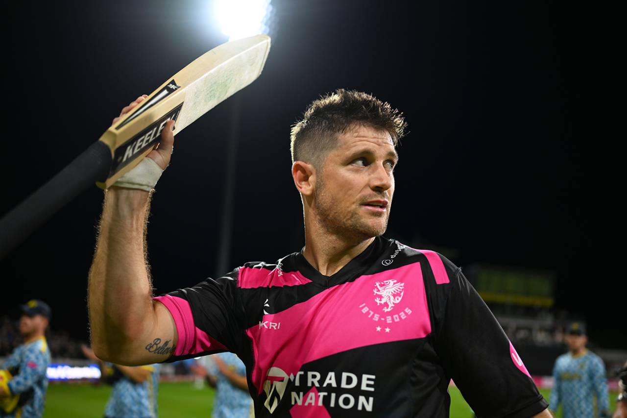 Sean Dickson salutes the Taunton crowd for one last time, Somerset vs Birmingham, Vitality Blast, quarter-final, Taunton, September 6, 2025