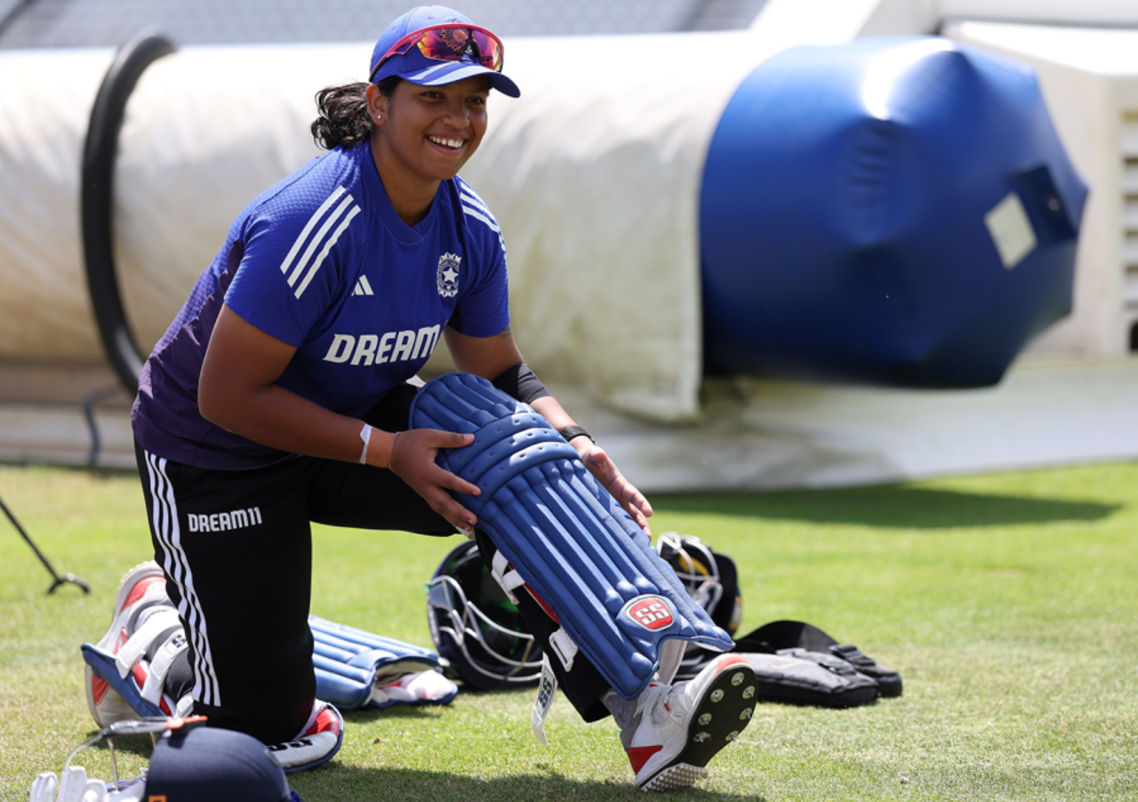 Richa Ghosh gets ready to bat, England vs India, 1st Women's T20I, Nottingham, June 27, 2025
