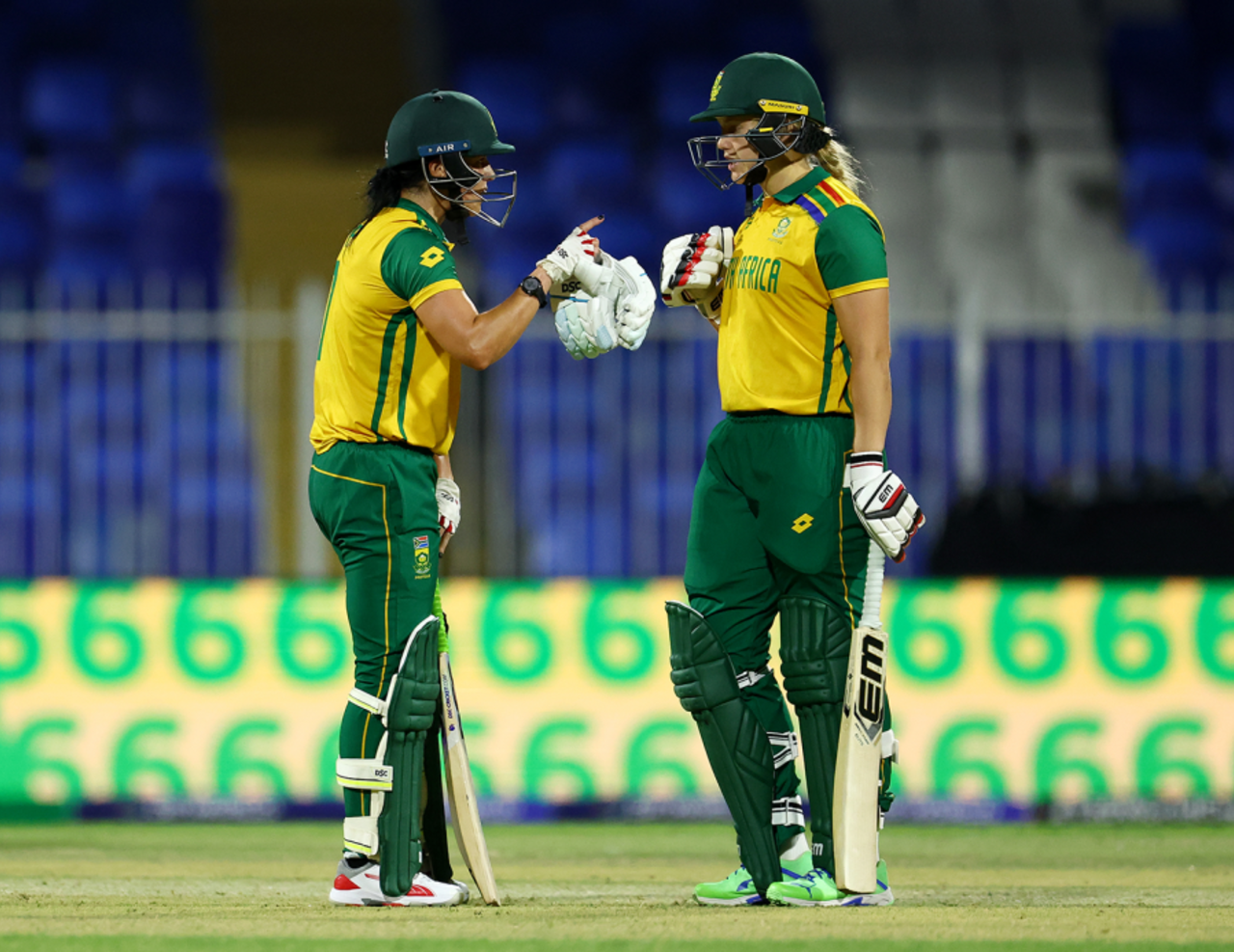 Marizanne Kapp and Annerie Dercksen have a chat in the middle, England vs South Africa, Group B, Women's T20 World Cup, Sharjah, October 7, 2024