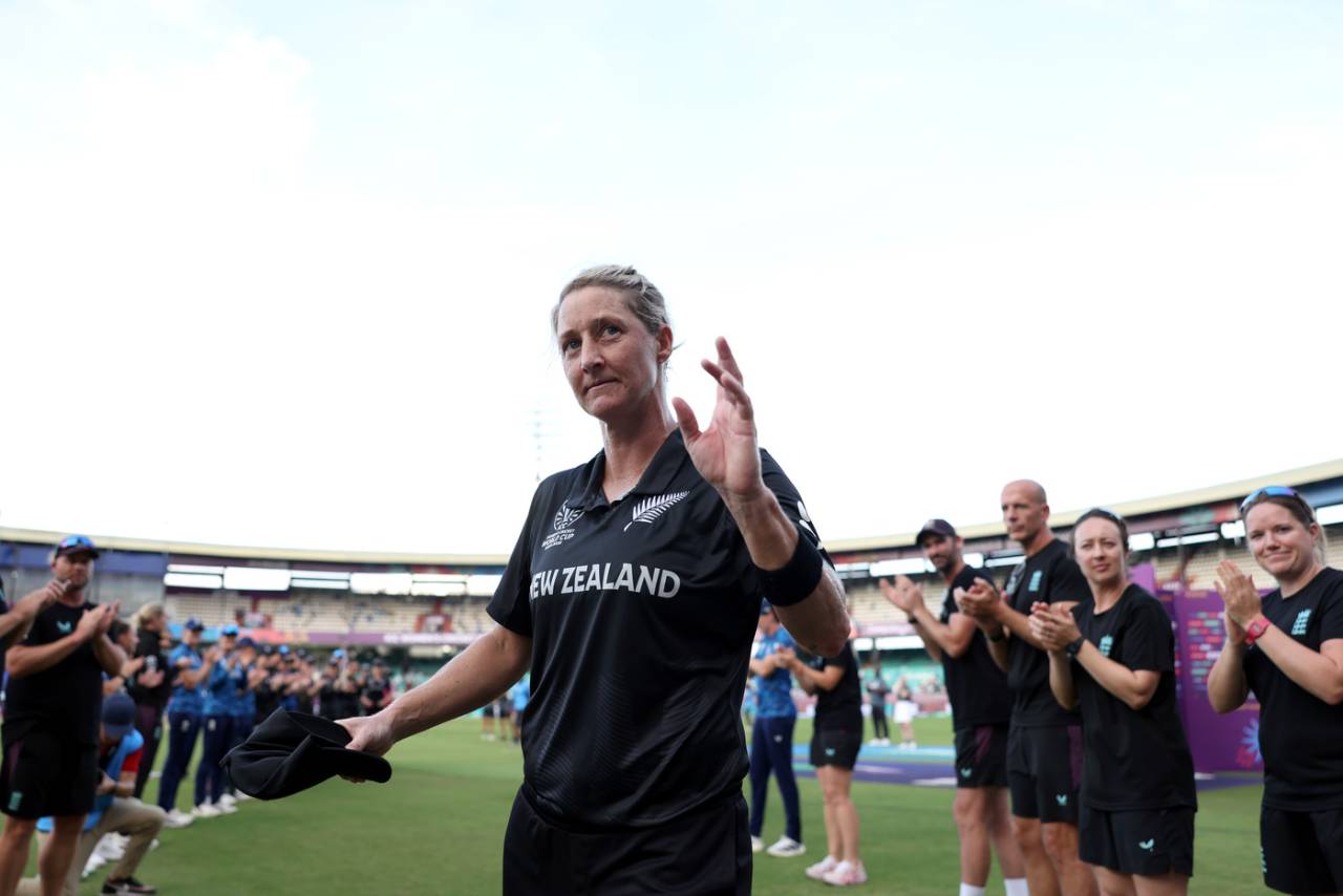 Sophie Devine waves farewell after her final ODI, England vs New Zealand, Women's World Cup, Visakhapatnam, October 26, 2025