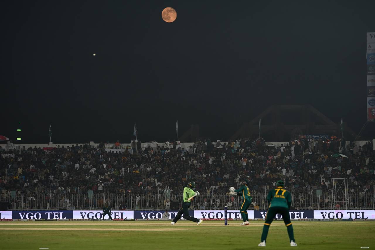 Pakistan concluded their innings under the night sky, Pakistan vs South Africa, 2nd ODI, Rawalpindi, November 6, 2025
