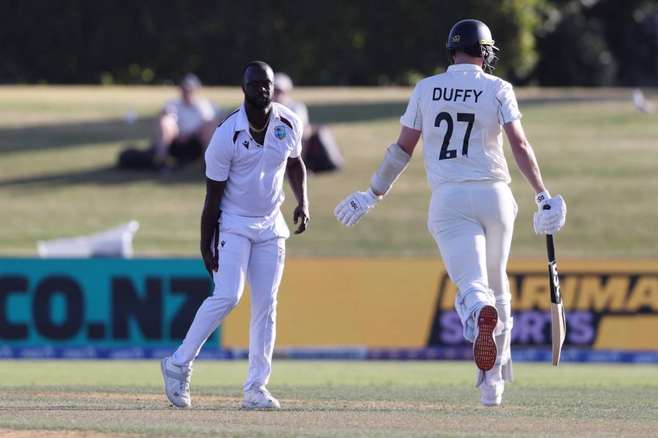 Kemar Roach clutches his hamstring, New Zealand vs West Indies, 3rd Test, Mount Maunganui, 1st day, December 18, 2025