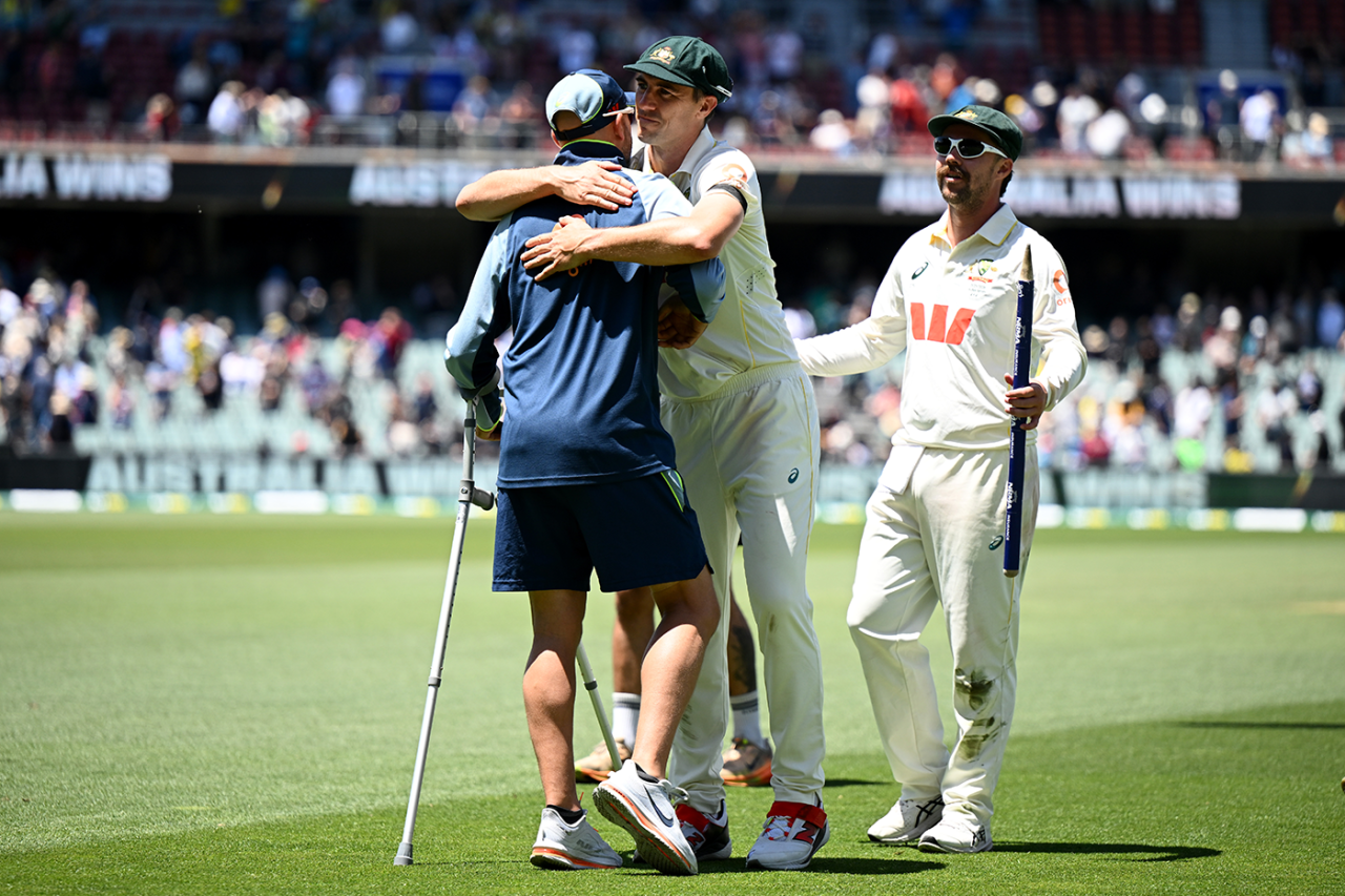 Nathan Lyon returned to the ground on crutches, Australia vs England, 3rd Test, Adelaide, 5th day, December 21, 2025