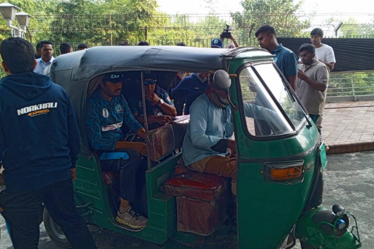 Khaled Mahmud and Talha Jubair leave the training session in an auto rickshaw, Sylhet, December 25, 2024